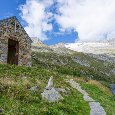 Kapelle auf der Kegelgasslalm vor den Gipfeln des Zillertaler Hauptkamms