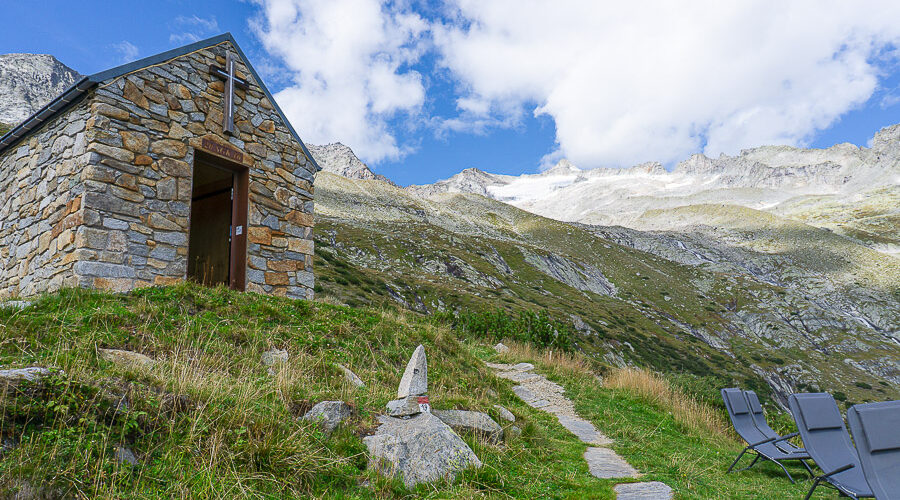 Kapelle auf der Kegelgasslalm vor den Gipfeln des Zillertaler Hauptkamms