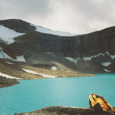 mein gelber Wanderrucksack am Lake Caldron in Kanada (British Columbia)