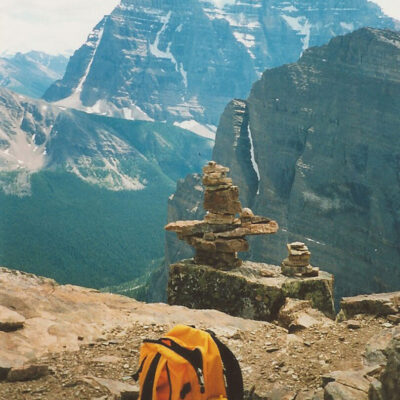 mein gelber Wanderrucksack auf dem Gipfel von Mt Fairview in Kanada (British Columbia)